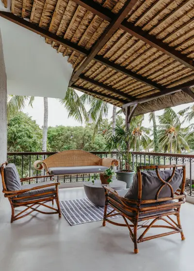 Terrasse avec fauteuils et salon extérieur appart-hôtel Le Morne