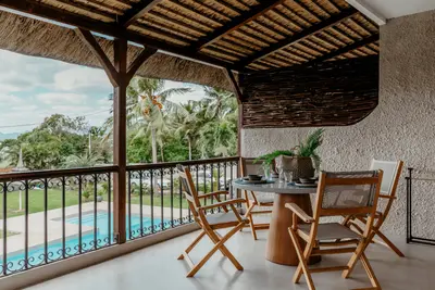 Terrasse couverte Boutik Retreats Le Morne avec table ronde et vue sur piscine